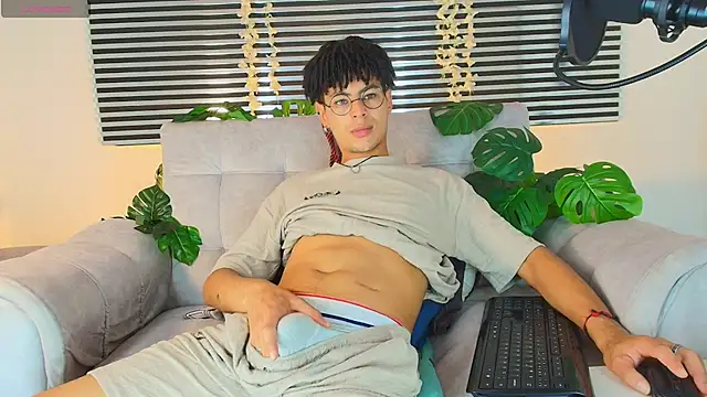 Snapshot of ThiiagoSaeenz chatting on June 18, 8:14 pm ThiiagoSaeenz online show from June 18, 8:14 pm