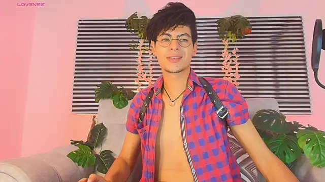 ThiiagoSaeenz online show from May 28, 5:48 am