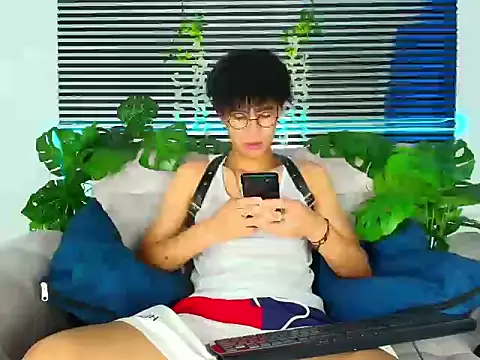 ThiiagoSaeenz online show from March 5, 4:03 pm