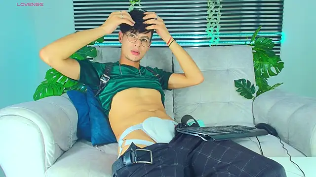 ThiiagoSaeenz online show from April 16, 9:50 pm