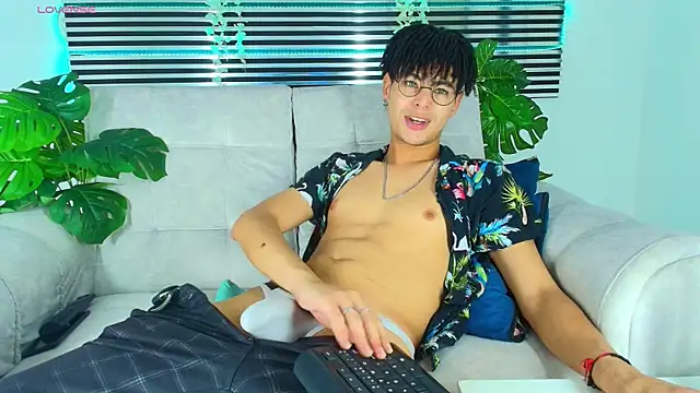 ThiiagoSaeenz online show from April 24, 3:41 am