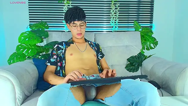 ThiiagoSaeenz online show from April 15, 5:50 pm