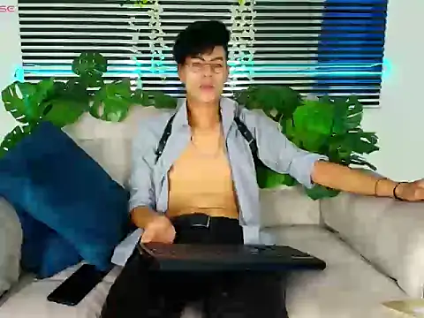 ThiiagoSaeenz online show from March 4, 3:42 pm