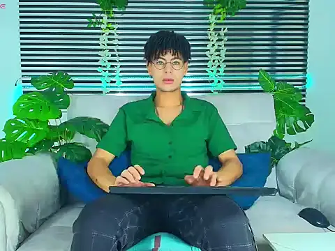 ThiiagoSaeenz online show from April 13, 3:38 pm