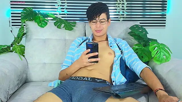 ThiiagoSaeenz online show from May 19, 5:09 pm