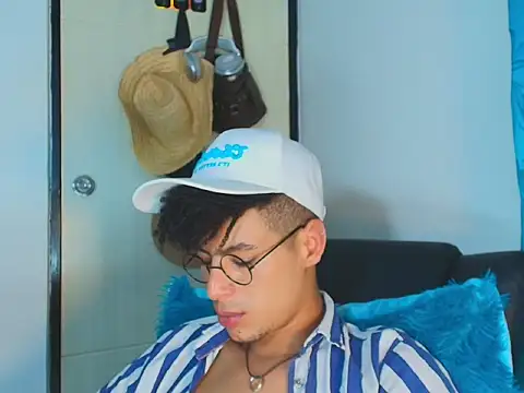 Snapshot of ThiiagoSaeenz chatting on June 11, 12:32 am ThiiagoSaeenz online show from June 11, 12:32 am