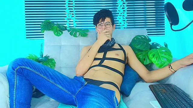 ThiiagoSaeenz online show from June 1, 9:14 pm