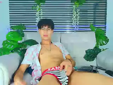 ThiiagoSaeenz online show from April 14, 5:34 am