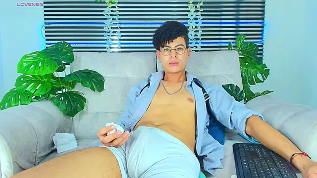ThiiagoSaeenz online show from April 18, 7:07 pm