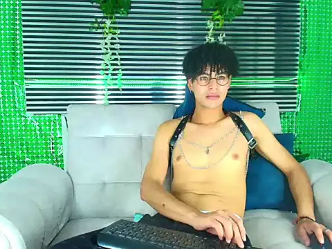 ThiiagoSaeenz online show from March 18, 4:41 pm