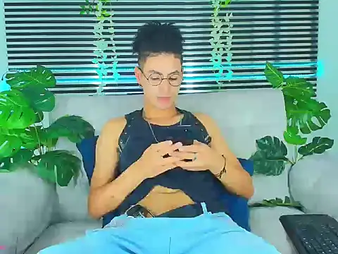 ThiiagoSaeenz online show from April 8, 4:41 pm