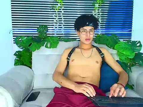 ThiiagoSaeenz online show from March 13, 5:45 am