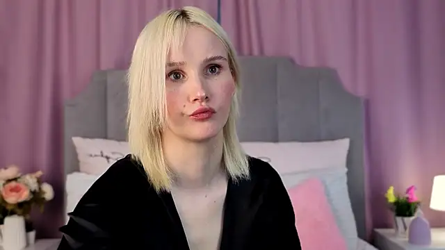 Snapshot of CrystalLili chatting on June 4, 3:22 am CrystalLili online show from June 4, 3:22 am