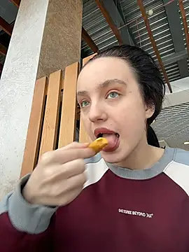 MiaTee online show from February 8, 4:10 am