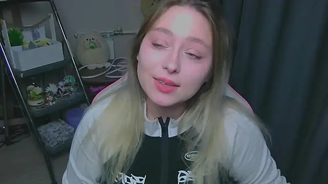 Emiliaaah online show from February 3, 1:49 pm