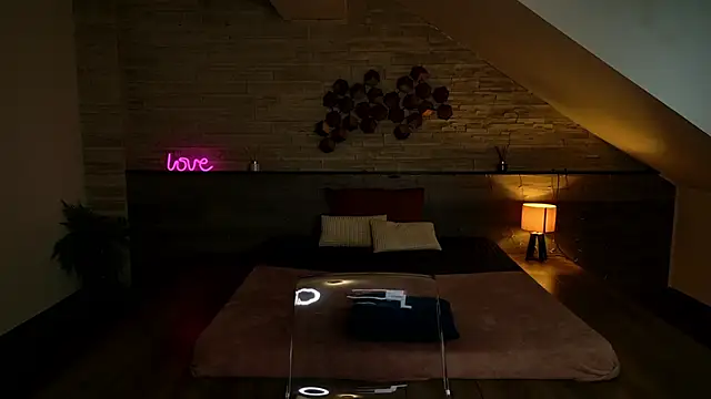 hornyb33  online show from February 23, 5:19 am