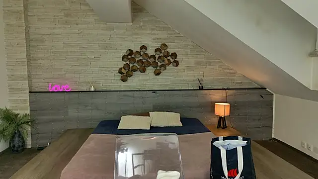 hornyb33  online show from February 14, 5:07 am