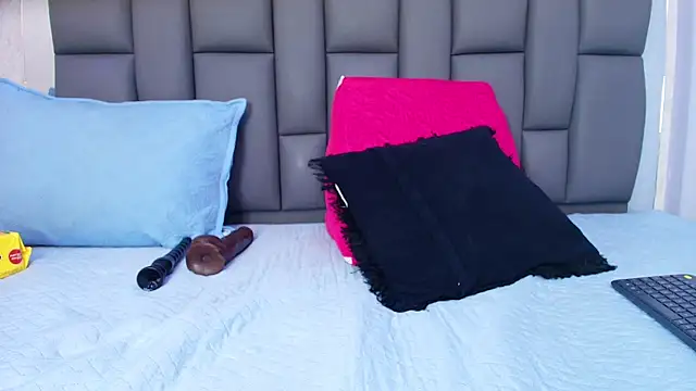 melany roberts  online show from April 8, 3:08 am