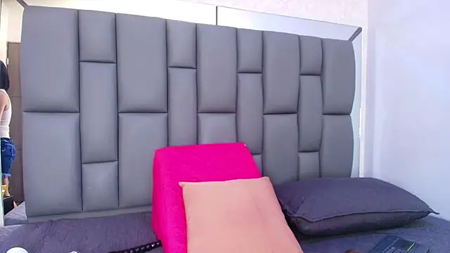 melany roberts  online show from April 11, 3:14 am