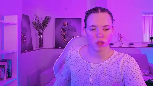 Snapshot of Madison_dolly chatting on February 25, 2:12 am Madison dolly online show from February 25, 2:12 am