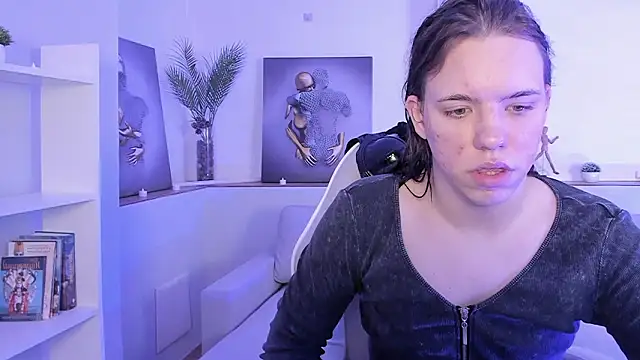 Snapshot of Madison_dolly chatting on February 23, 2:02 am Madison dolly online show from February 23, 2:02 am