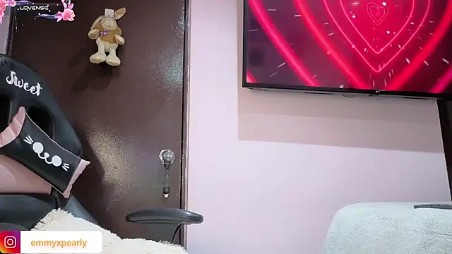 Snapshot of emyxpearly chatting on March 2, 7:15 am emyxpearly online show from March 2, 7:15 am