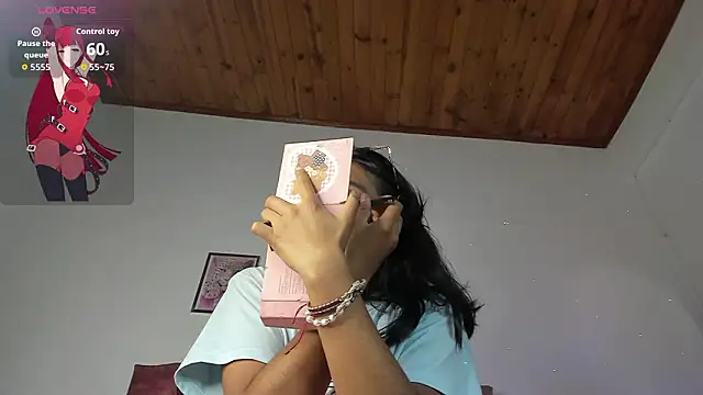 luna velveth online show from March 27, 1:14 am