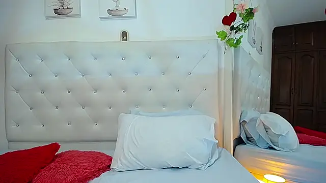 Snapshot of honeybliss_ chatting on February 28, 9:25 pm honeybliss online show from February 28, 9:25 pm