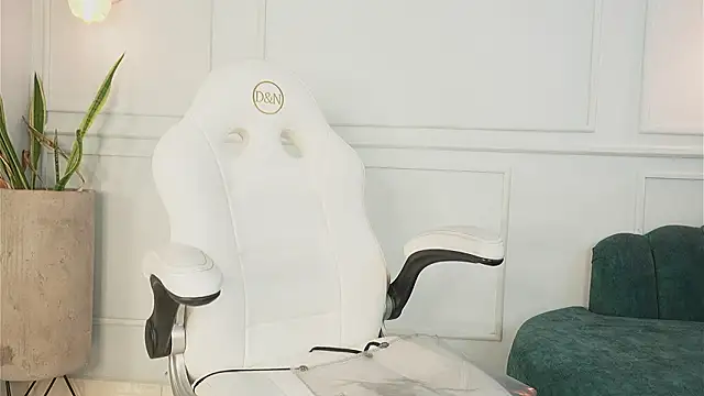 Lia Velez  online show from February 28, 3:33 pm