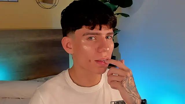 Snapshot of Angel_eros_ chatting on February 12, 4:56 am Angel eros online show from February 12, 4:56 am