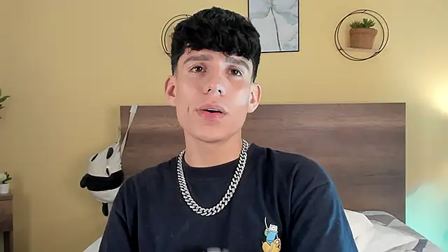 Snapshot of Angel_eros_ chatting on February 14, 9:59 pm Angel eros online show from February 14, 9:59 pm