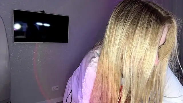 Snapshot of Between_Eeys chatting on March 1, 3:56 pm Between Eeys online show from March 1, 3:56 pm