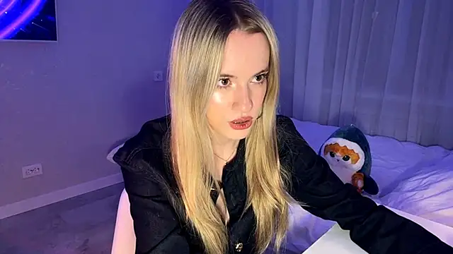 Between Eeys online show from March 22, 4:19 pm