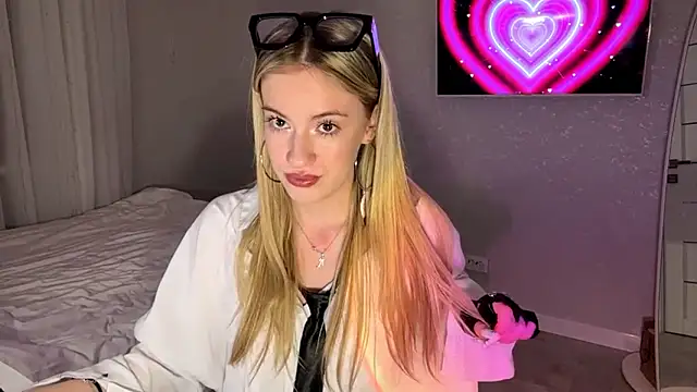 Snapshot of Between_Eeys chatting on February 11, 3:34 pm Between Eeys online show from February 11, 3:34 pm