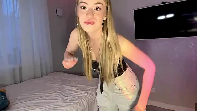 Snapshot of Between_Eeys chatting on February 4, 2:01 pm Between Eeys online show from February 4, 2:01 pm