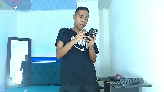 Snapshot of hotboyluxe chatting on June 25, 5:34 am hotboyluxe online show from June 25, 5:34 am