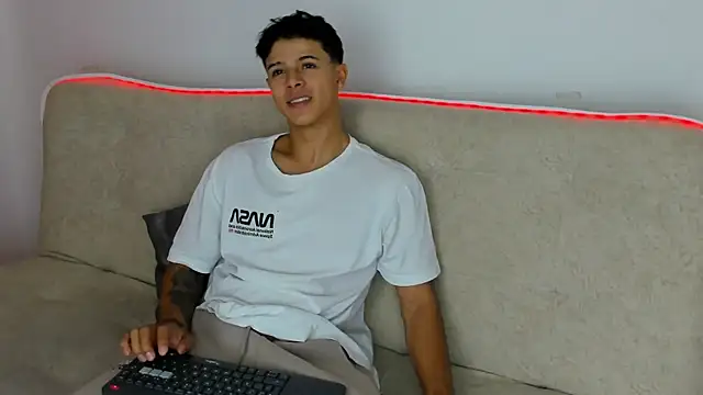 Snapshot of _Alex_Colton chatting on July 6, 9:50 pm Alex Colton online show from July 6, 9:50 pm