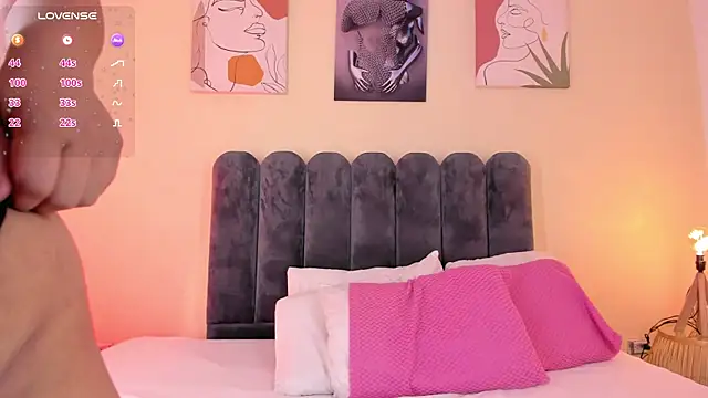 aura vega online show from April 15, 7:07 pm