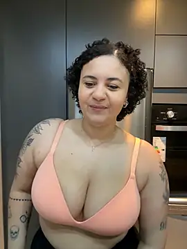 Snapshot of BabyChanntal chatting on February 10, 1:43 pm BabyChanntal online show from February 10, 1:43 pm