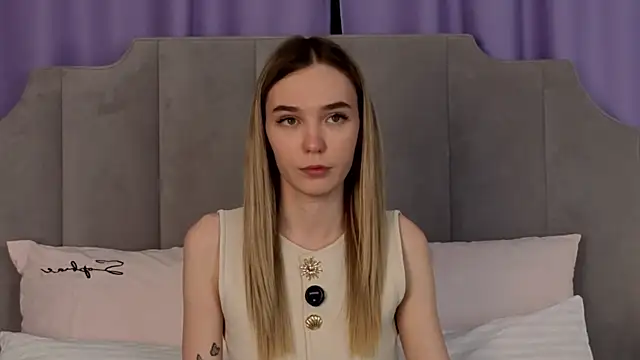 NikkiRyx online show from May 4, 8:00 pm