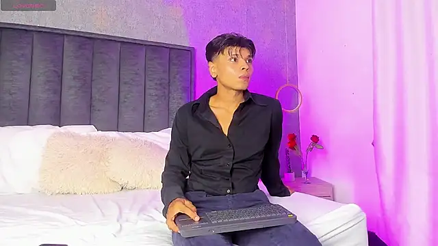 Alejandroo Montenegro online show from July 10, 5:40 am