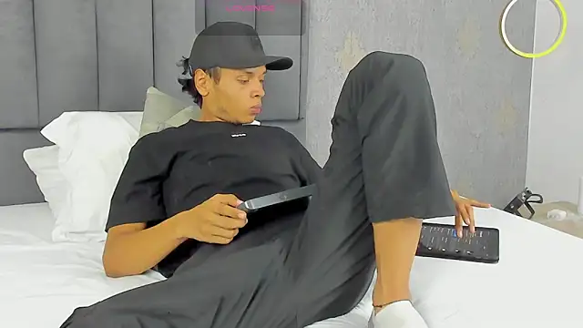 Alejandroo Montenegro online show from March 16, 2:41 am