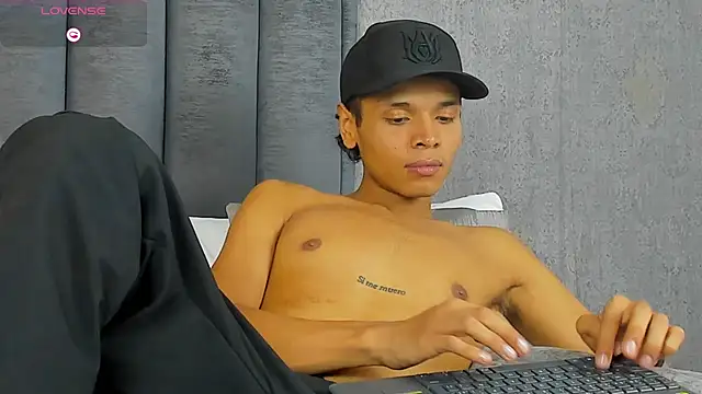 Alejandroo Montenegro online show from March 8, 2:04 am