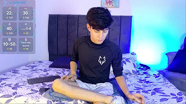Snapshot of axxxel_twink chatting on June 4, 3:33 am axxxel twink online show from June 4, 3:33 am