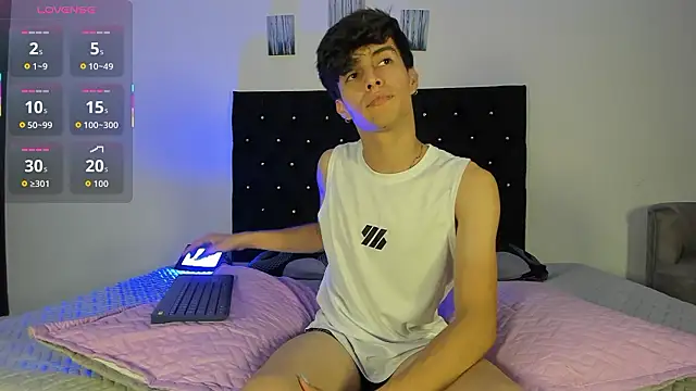 Snapshot of axxxel_twink chatting on March 2, 3:18 am axxxel twink online show from March 2, 3:18 am