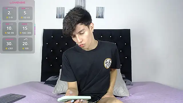 Snapshot of axxxel_twink chatting on February 17, 1:14 am axxxel twink online show from February 17, 1:14 am