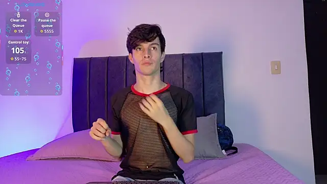 Snapshot of axxxel_twink chatting on July 5, 2:05 am axxxel twink online show from July 5, 2:05 am