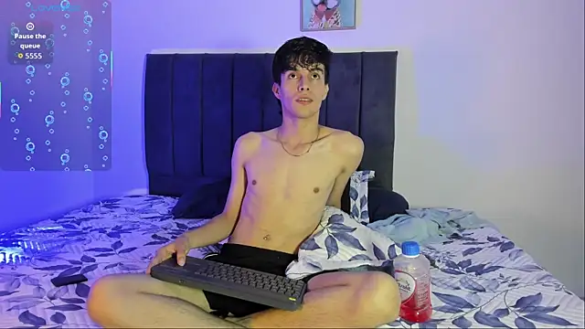 Snapshot of axxxel_twink chatting on June 9, 3:29 am axxxel twink online show from June 9, 3:29 am