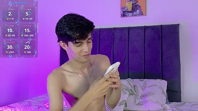 Snapshot of axxxel_twink chatting on June 21, 3:12 am axxxel twink online show from June 21, 3:12 am
