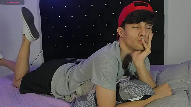 Snapshot of axxxel_twink chatting on February 19, 1:35 am axxxel twink online show from February 19, 1:35 am